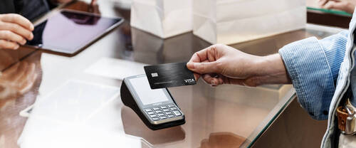 Personne utilisant une carte Visa sur un TPE