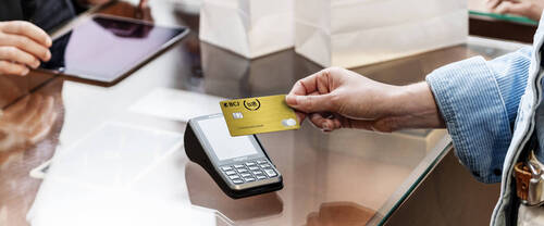 Personne utilisant une carte sur un TPE