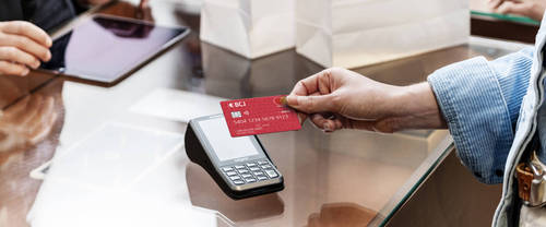 Personne qui paye avec une carte bancaire