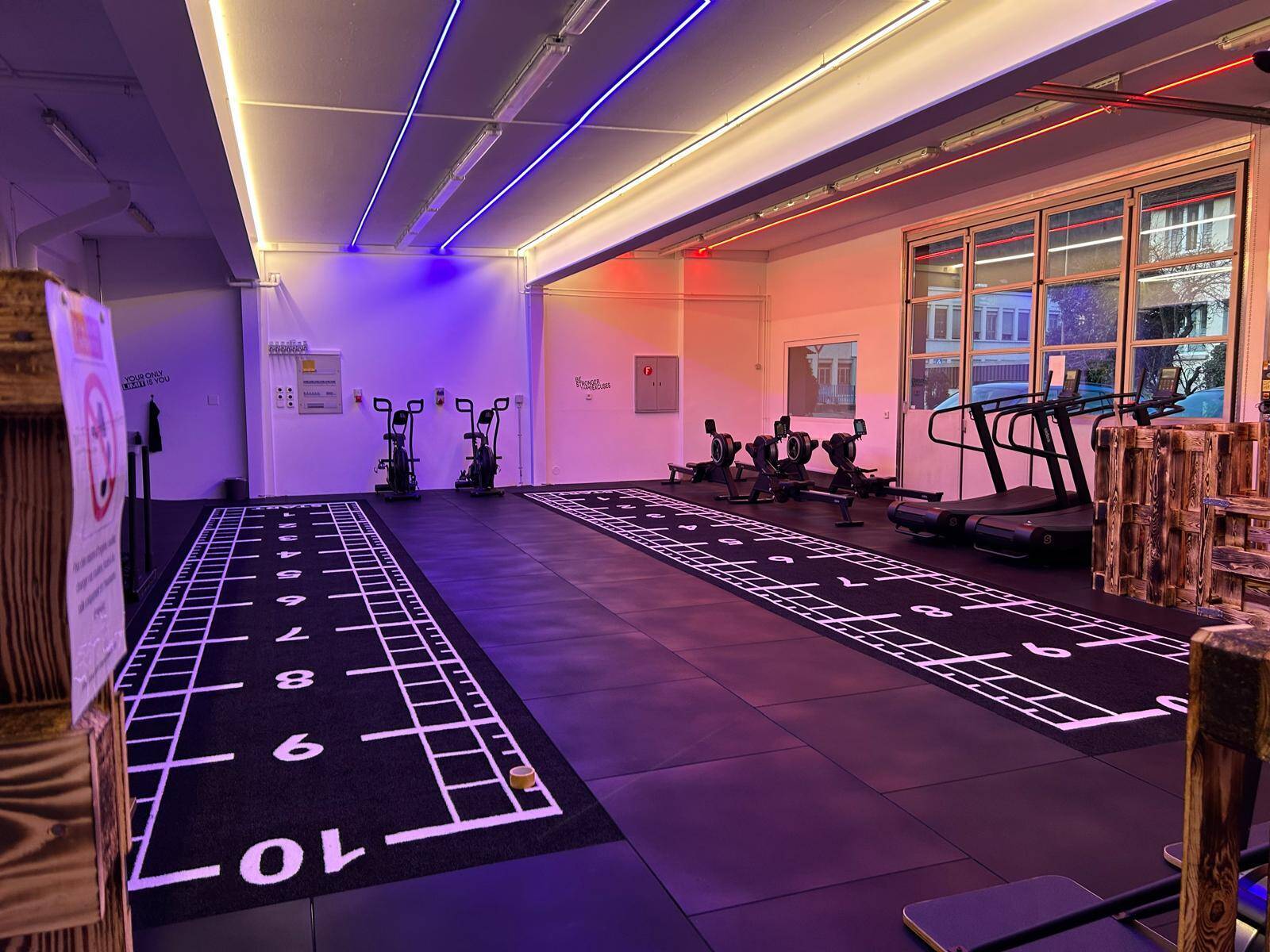 Salle d'entraînements de type fonctionnel et cours collectifs